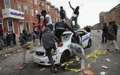 Manifestantes de Baltimore destrozan un coche policial.