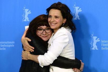 Isabel Coixet (izquierda) y la actriz Juliette Binoche, en la presentación de 'Nadie quiere la noche' en Berlín.