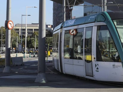 El tranvía de Barcelona, en la plaza de las Glòries.