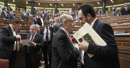 El portavoz del PSOE, Antonio Hernando y el ministro de Hacienda, Crist&oacute;bal Montoro, en el Congreso. 