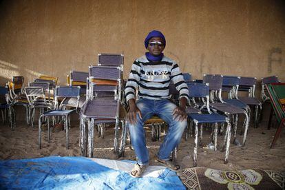 Seidou, nigeriano de 19 años, posa para un retrato en Agadez. Los migrantes que emprenden el camino hacia Europa se enfrentan a numerosos peligros durante su viaje: bandidos, sobornos por parte de autoridades locales y contrabandistas son habituales en su lucha diaria.