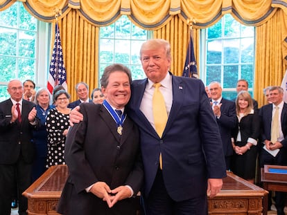 El entonces presidente de EE UU, Donald Trump, junto al economista Arthur Laffer tras ser condecorado en la Casa Blanca, Washington, DC, el 19 de junio de 2019.