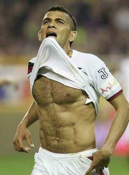 Alves se lamenta durante un partido.