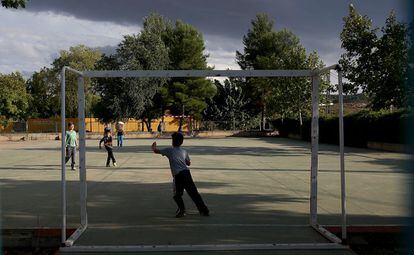 Unos niños juegan en el patio del colegio Cristo del Valle. Allí aprendió Iniesta a jugar al fútbol.