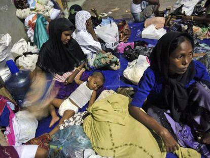 Mujeres rohingya alojadas en un estadio tras llegar por mar a la isla de Sumatra, Indonesia. 