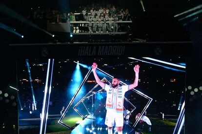 La figura de Karim Benzema en una pantalla gigante, durante la celebración de la decimocuarta Champions del Real Madrid en el Santiago Bernabeu.