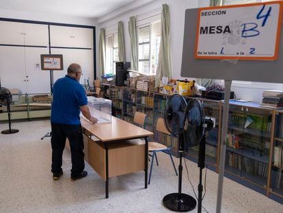 Un operari,o durante los últimos preparativos de un colegio electoral en El Puerto de Santa María, Cádiz.