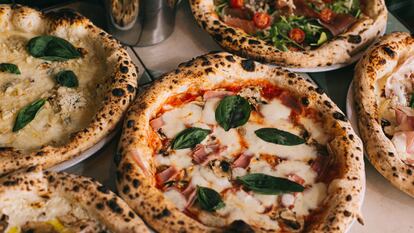 Grosso Napoletano es la única cadena de pizza artesanal de España que incorpora los cuatro pilares de la tradición napolitana: masa, horno, ingredientes y 'pizzaioli'. Una propuesta, fiel a la receta original, alejada de la pizza industrial.