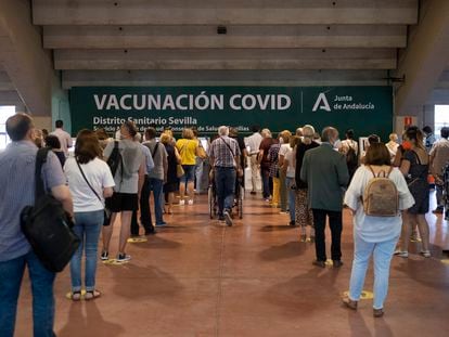 Colas para sacar número en el centro de vacunación instalado en el Estadio Olímpico de Sevilla.