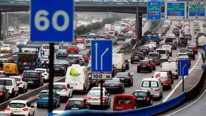 Un atasco de coches en Madrid, en una imagen de junio de 2020.