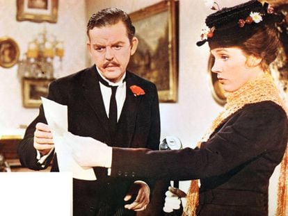 David Tomlinson y Julie Andrews durante una escena de 'Mary Poppins'.
