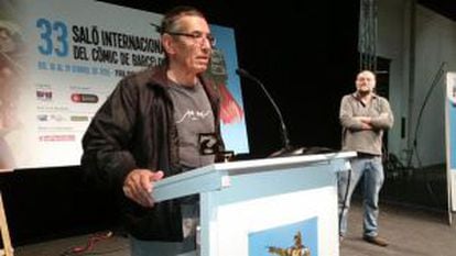 El guionista Enrique Sánchez Abulí, recogiendo su premio