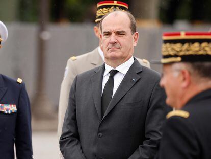 Jean Castex (centro), junto al presidente francés Emmanuel Macron (izquierda), el 14 de julio en París.
