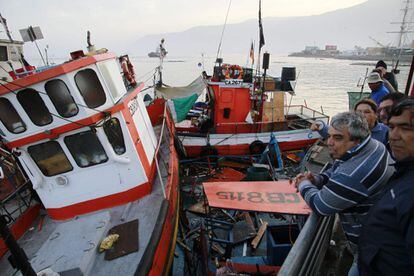 VArias personas observan las embarcaciones en Iquique (Chile), tras el terremoto de 8,2 grados de magnitud que sacudió las regiones de Arica y Parinacota, Tarapacá y Antofagasta, en el norte de Chile.