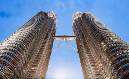 Las Torres Petronas de Kuala Lumpur y el tradicional puente que las une a 170 metros del altura, obra de César Pelli.