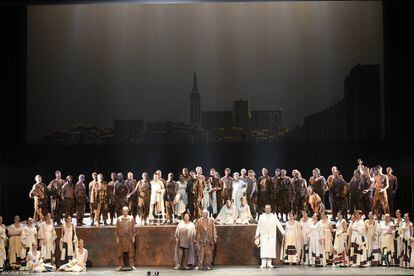 Solistas de la ópera ‘Fidelio’ junto al Coro de la Ópera de Bilbao al final de la representación 1.000 de la ABAO, ayer en el Palacio Euskalduna.