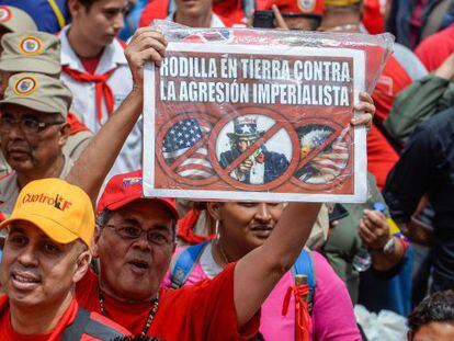 Simpatizantes del presidente Maduro marchan por Caracas.