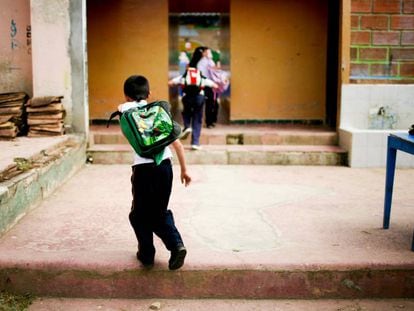 Un estudiante se apresura a entrar a clase en una escuela rural de San Jose, Colombia.  