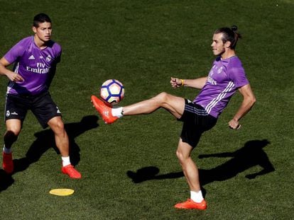 James Rodríguez y Gareth Bales en el entrenamiento del Real Madrid