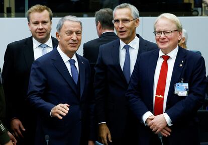 Od lewej fiński minister obrony Andi Kaikonen;  jego turecki odpowiednik Hulusi Akar;  Sekretarz generalny NATO Jens Stoltenberg i minister obrony Szwecji Peter Hultqvist w Brukseli 12 października.