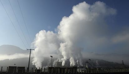 Columnas de humo en una fábrica de papel en Durango, en el País Vasco.