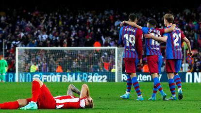 Ferran, Alba y De Jong celebran un gol ante un rival del Atlético tendido sobre el césped.