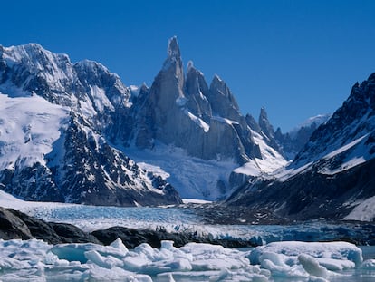 Picos de la montaña Cerro Torre, entre Chile y Argentina.