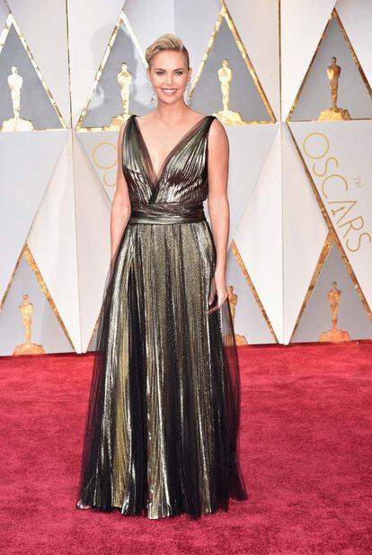 Charlize Theron, otra de las que optó por vesti metalizado. El suyo es de Dior.