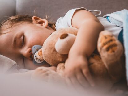 Máquinas con sonidos relajantes y luces nocturnas que ayudan a calmar al bebé para dormir. GETTY IMAGES.