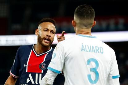 Neymar se encara con Álvaro González, al que le acusa de haberle dirigido insultos racistas, durante el encuentro entre el PSG y el Olympique de Marsella en el Parque de los Príncipes este domingo