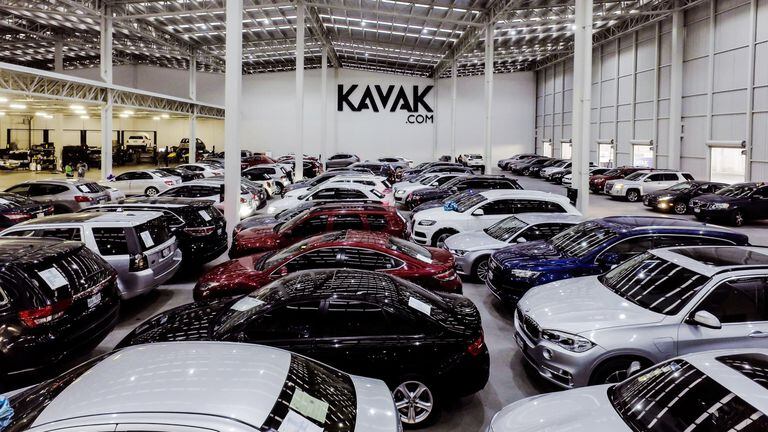Kavak values ​​each car and its documents in a few hours to offer the buyer legal certainty.