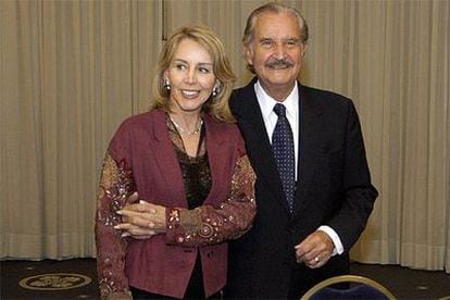 Carlos Fuentes y su esposa, Silvia Lemus.