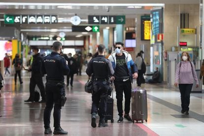 Agentes de la Policía Nacional realizan un control de movilidad en la estación de tren Chamartín, en Madrid, en octubre pasado.