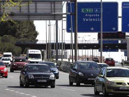 Coches en la carretera de Valencia, sentido entrada a Madrid, el 27 de marzo de 2016. 