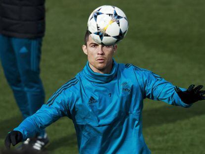 MADRID, SPAIN - FEBRUARY 13:  Cristiano Ronaldo of Real Madrid CF controls the ball during a training session at Valdebebas training ground ahead their Round of 16 first leg UEFA Champions League match against Paris Saint-Germain Football Club  on February 13, 2018 in Madrid, Spain.  (Photo by Gonzalo Arroyo Moreno/Getty Images)