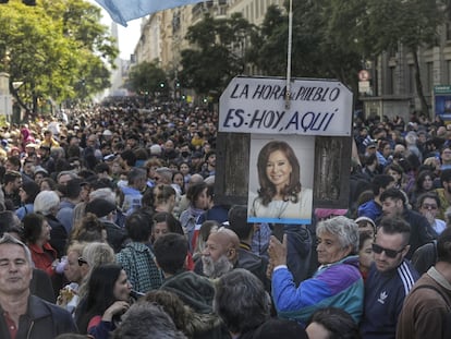 02 September 2022, Argentina, Buenos Aires: A protester holds poster of Vice President Fernandez de Kirchner during a rally in support of democracy a day after a man pointed a gun at Vice President Fernandez de Kirchner. Photo: Pepe Mateos/telam/dpa
02/09/2022 ONLY FOR USE IN SPAIN