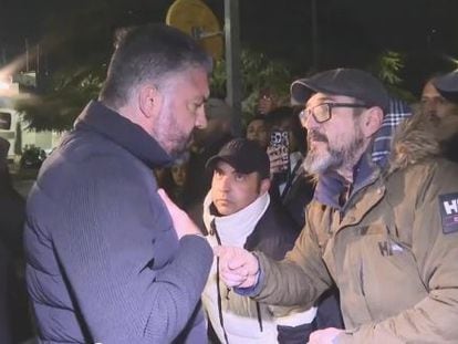 Gattuso, hablando con un líder de los Yomus en el aeropuerto de Maníses a la llegada del equipo, en un fotograma del canal de televisión valenciano À Punt.
