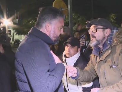 Gattuso, hablando con un líder de los Yomus en el aeropuerto de Maníses a la llegada del equipo, en un fotograma del canal de televisión valenciano À Punt.