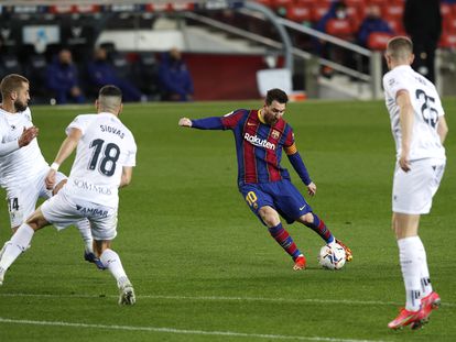 Messi golpea el balón para marcar el cuarto gol del Barcelona este lunes ante el Huesca en el Camp Nou.