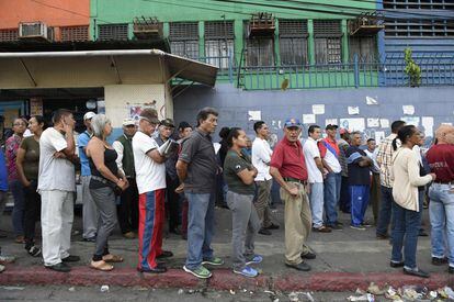Colas de venezolanos para votar frente a un centro electoral de Venezuela, el 20 de mayo de 2018.