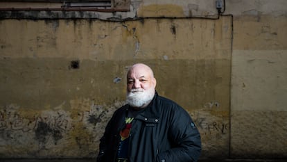 Fernando Aguado, antiguo alumno de los jesuitas de Tudela que denuncia abusos en el centro cuando era menor, en una calle de Madrid, este viernes.