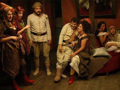 Un fotograma de la película <i>Las galas del difunto,</i> primera de la serie realizada para Televisión Española.