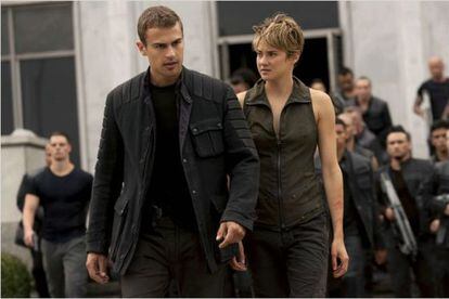 Theo James y Shailene Woodley, en un fotograma de 'La serie Divergente: Insurgente'.