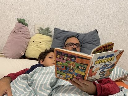 Quim, leyendo con su padre, Luis Rivera, en su casa de Valencia.