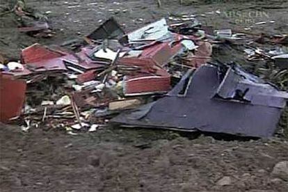 En la foto, tomada de un vídeo, una casa venida abajo por la cascada de lodo y barro.