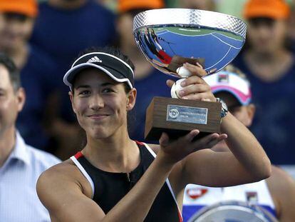 Muguruza exhibe el trofeo de Monterrey.