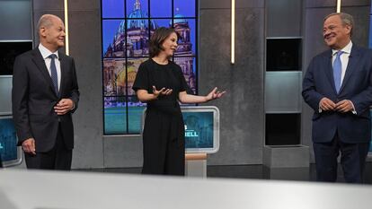 Olaf Scholz, el candidato socialdemócrata (izquierda), habla con la líder de los Verdes, Annalena Baerbock, y con el candidato democristiano, Armin Laschet antes de empezar el tercer y último debate electoral.