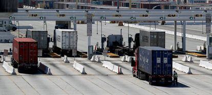 Camiones en el puerto de Los Ángeles
