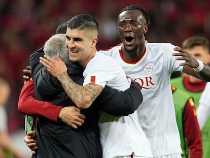 Jose Mourinho se abraza a sus jugadores tras la clasificación de la Roma para la final de la Europa League.