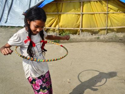 Una niña juega con un aro en el campo de desplazados de Chuchepati.